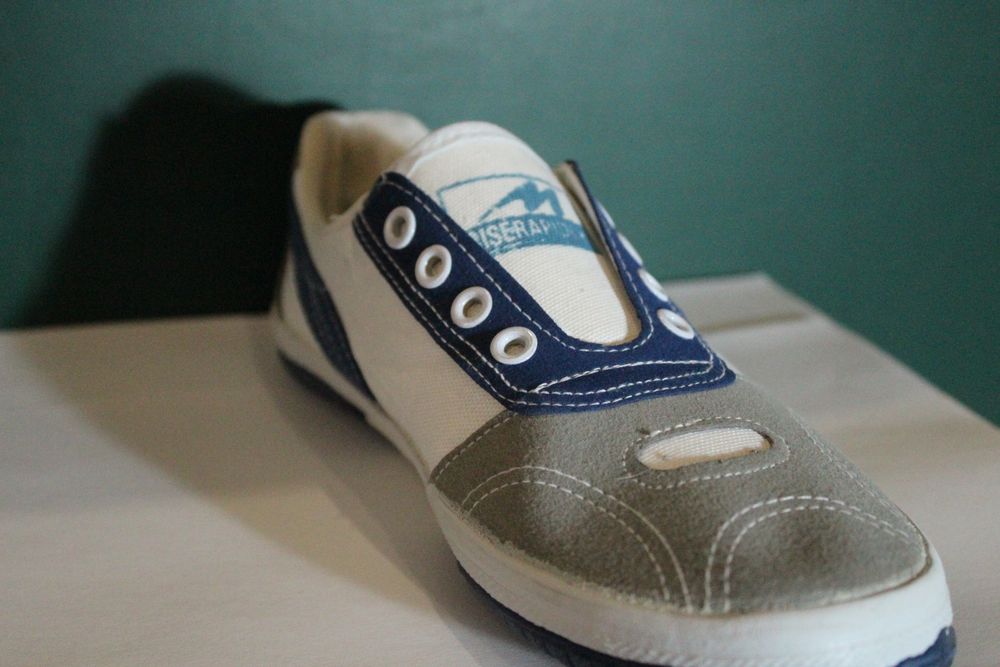 Новые спортивные кроссовки