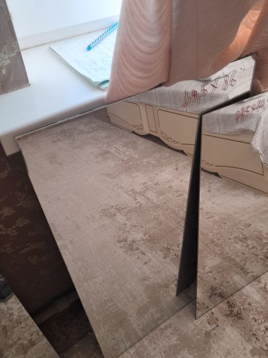 Продам зеркала б.у и две,стеклянные полки