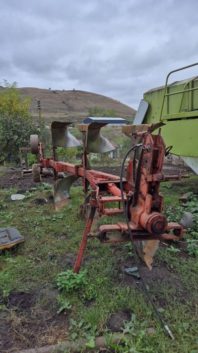 vând utilaje agricole, culegator porumb ,semanatoare sup 29 ,plug reversibil