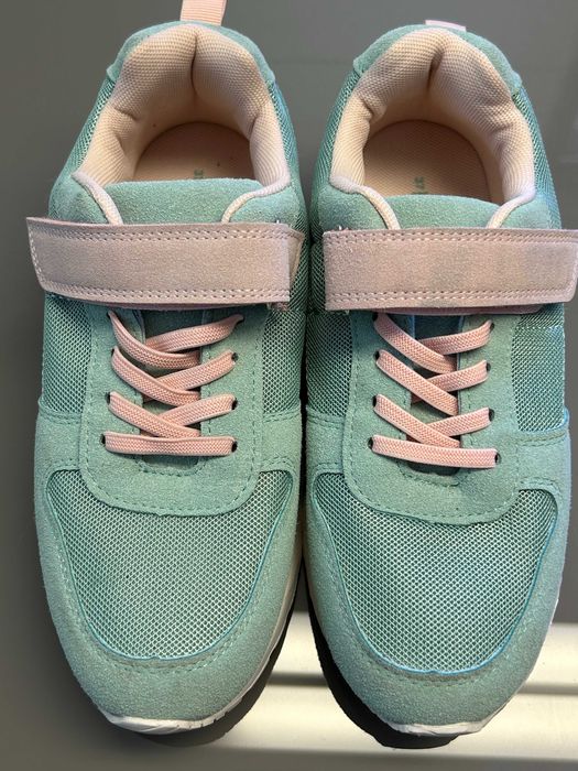 Нови спортни обувки Reserved + подарък сандали, н. 37