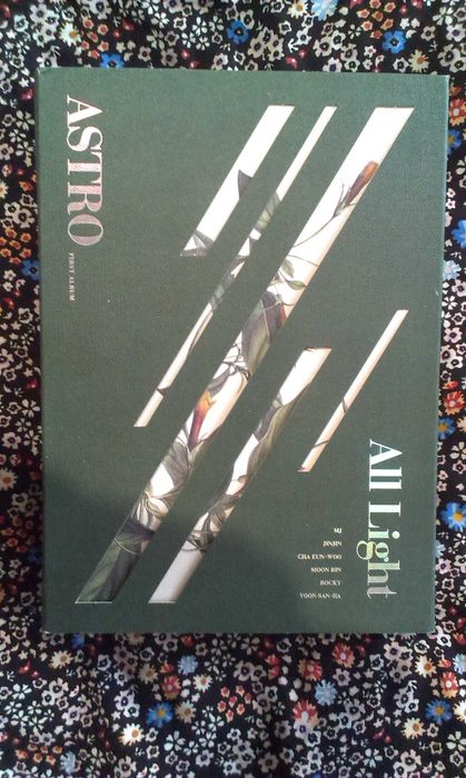 Колекционерски K pop албуми, картички и други в снимките