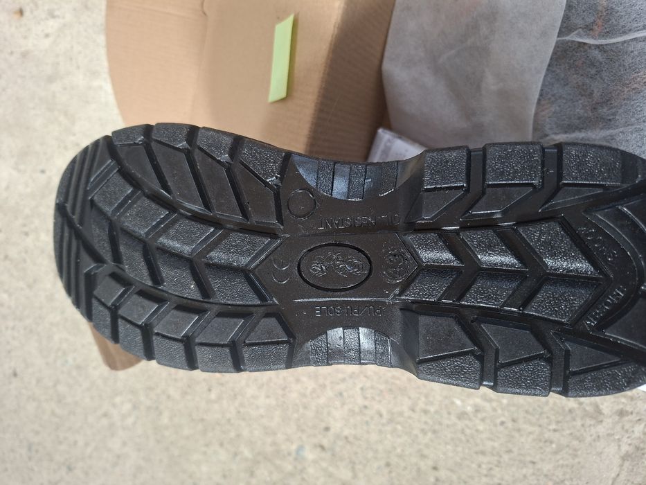 Bocanci noi la cutie