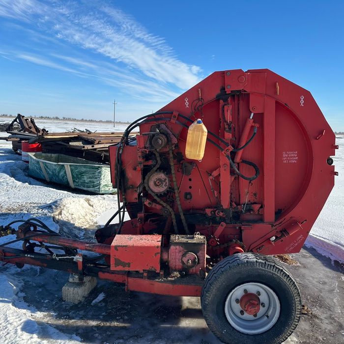 Продам рулоновый пресс подборщик.