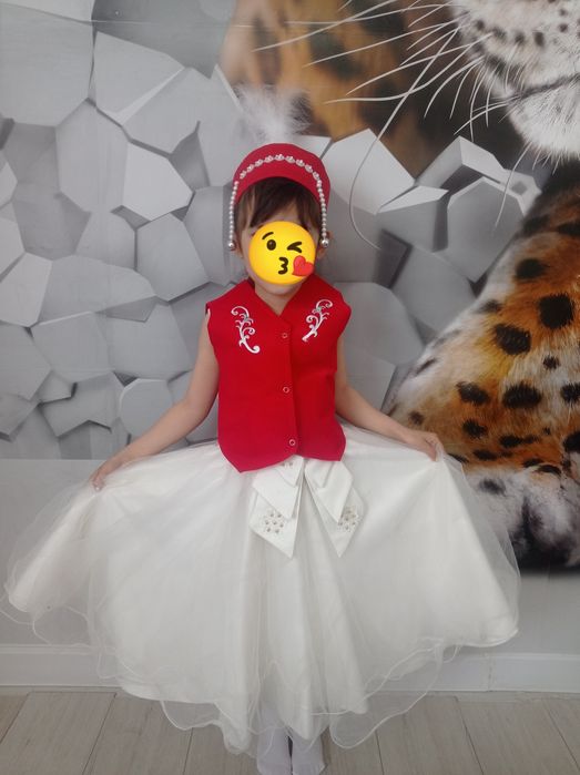 Камзол мен тақия кішкентай қыздарға