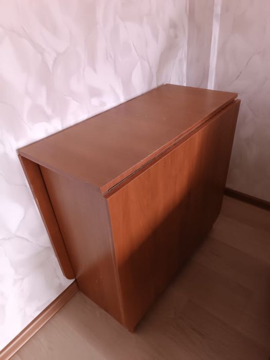 Продам 2 стола б/у в хорошем состоянии