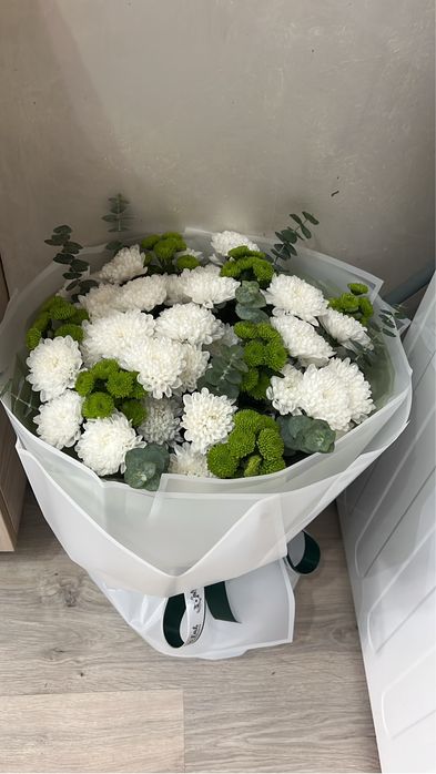 красивый букет из белых и зеленых хризантем с эвкалиптом