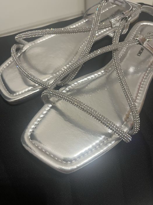 Сребристи дамски сандали с камъчета