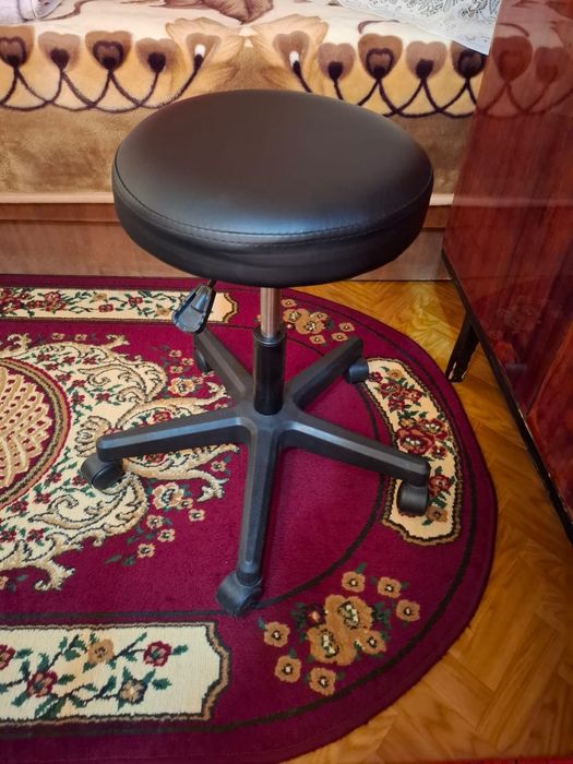 Продается стул на колесах