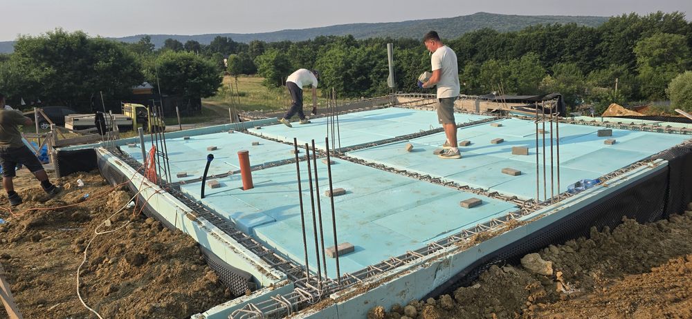 Construcții case la roșu/cheie