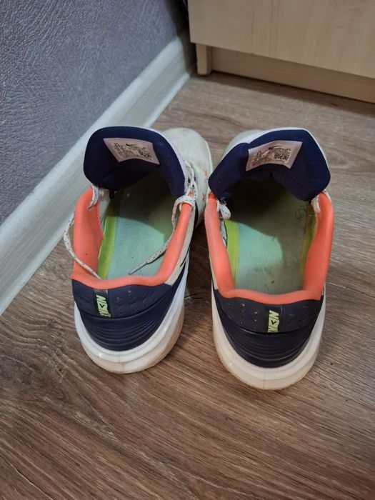 Продам кроссовки