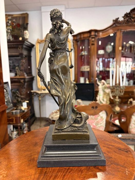 Justitia - 890lei 
Justitia-Statuetă din bronz