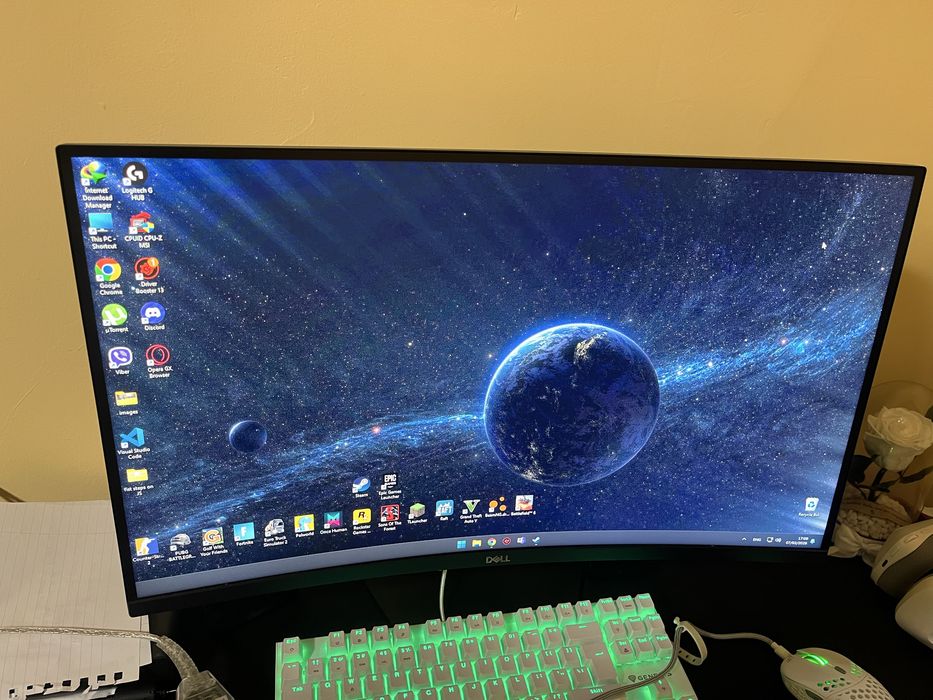 Геймърски компютър и монитор