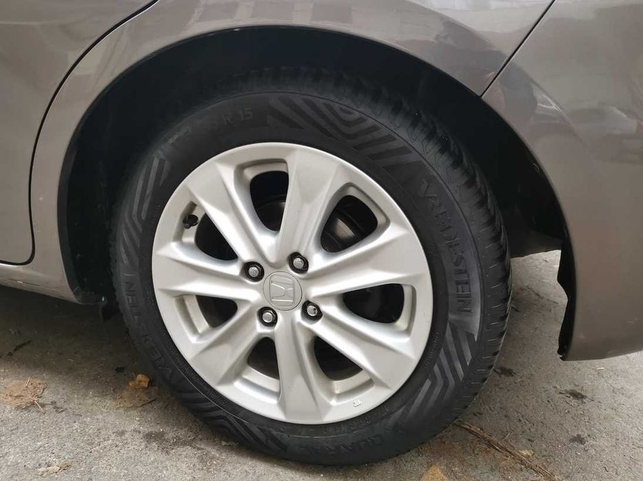 Honda Jazz – Spațioasă, Fiabilă, Economică!