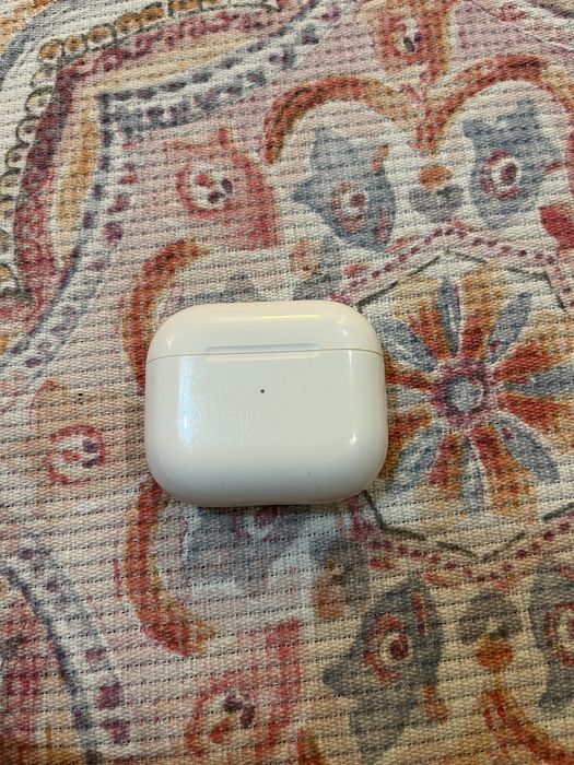 Продам кейс  и левый наушник Airpods 3