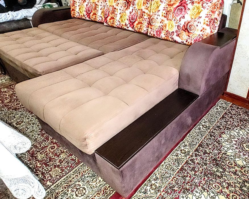 Продаю Деван угалок с кроватью.