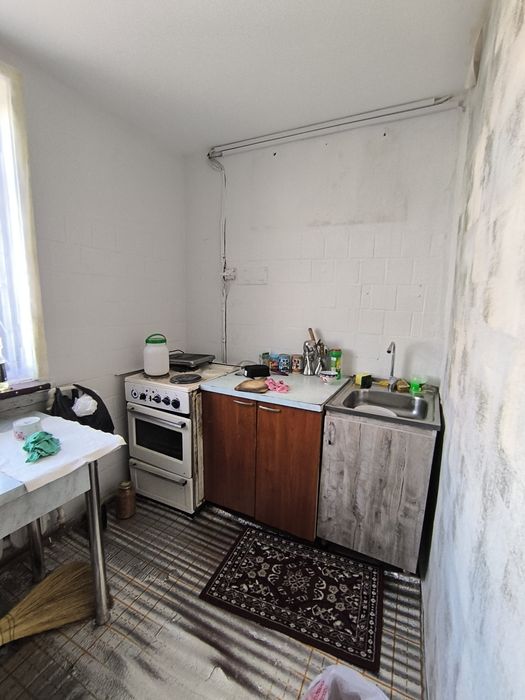 3 х комнатную квартиру у Метро. В деревянном доме Спутник 3.  Огород