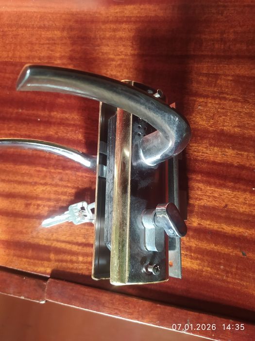 Продам ручку для двери вместе с замком и ключами . Новая.