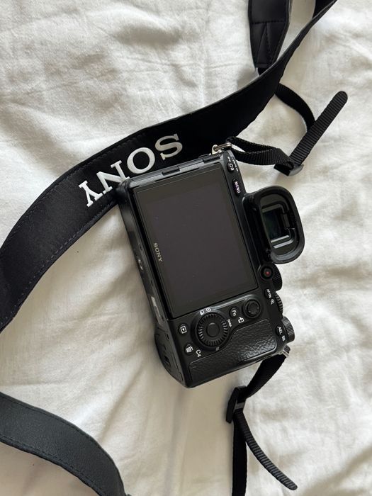 Sony Alpha A7 III + Samyang AF 35mm f/2.8 - Sony FE Fit + Flash + Case