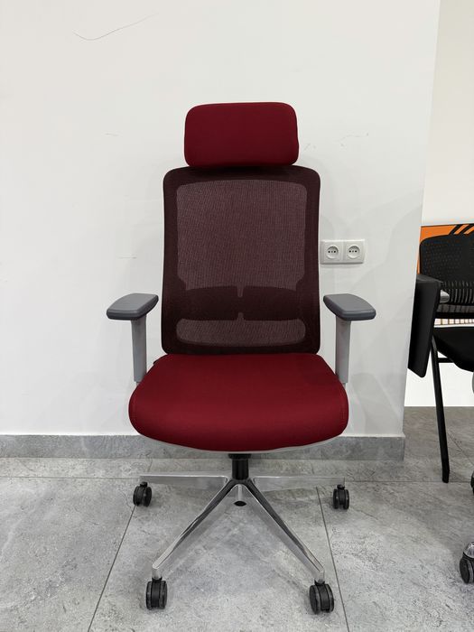 Кресло для офиса и первой рук