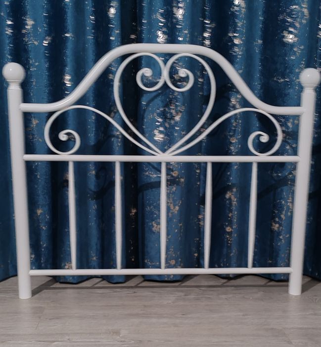 Vând pat  dormitor metal  90x200 alb