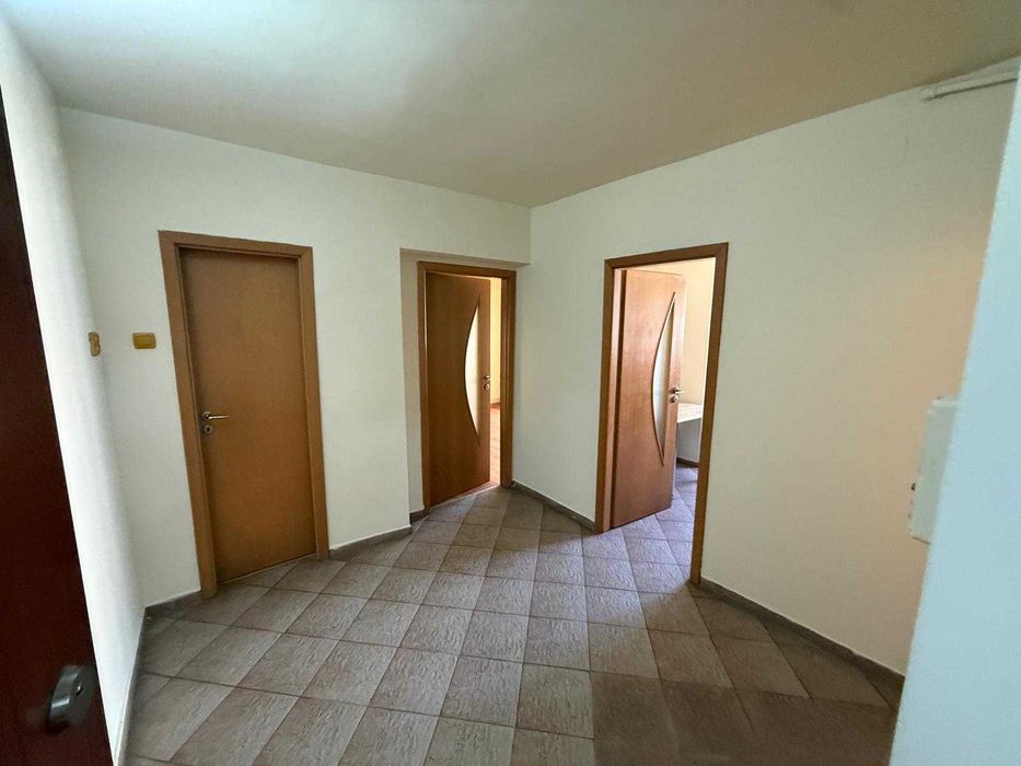 Apartament de vanzare in Hateg - 2 camere, decomandat, spatios, cu garaj, zona buna.