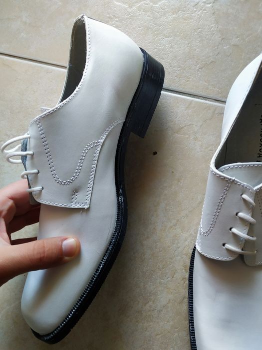 Бели официални обувки