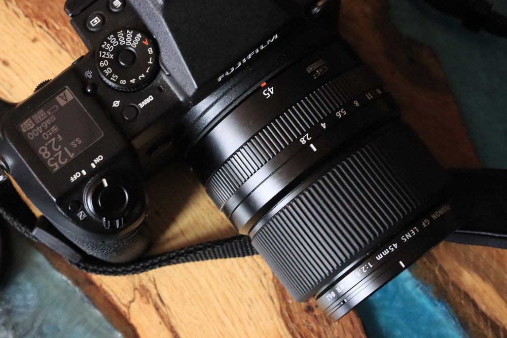 Среден формат Fuji GFX50S с обектив GF45mm f/2.8 WR и много екстри