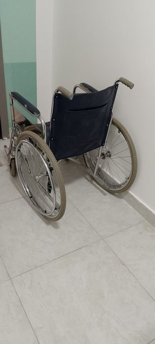 Инвалиднои коляска для взрослых хорошем состоянии нужно нодувать