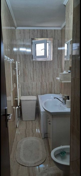 Închiriez apartament cu 2 camere.