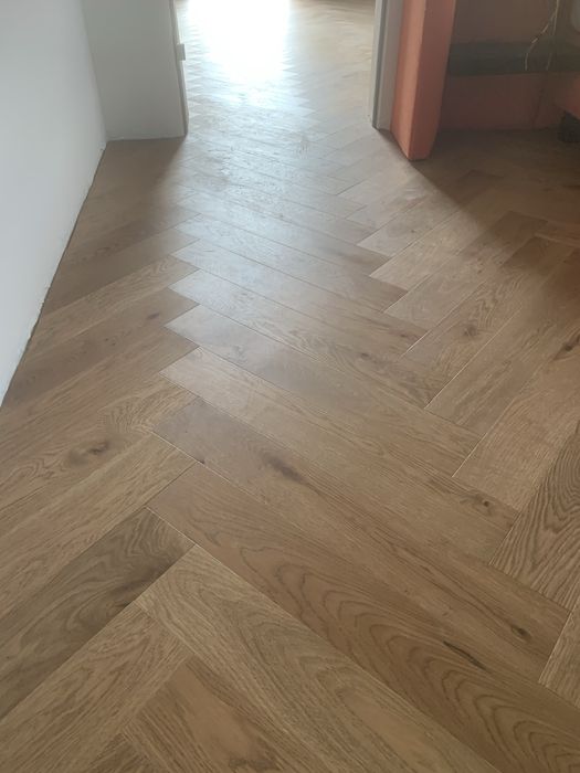 Parchetar cu experiențăMontaj parchet plinta,scari interioare, pervaze