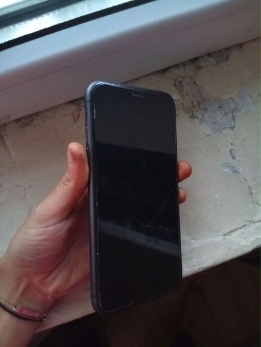 Iphone 11 nu are defecte folia este doar sparta in rest telefonul este ca nou bateria este  75% doar craiova nu trimit