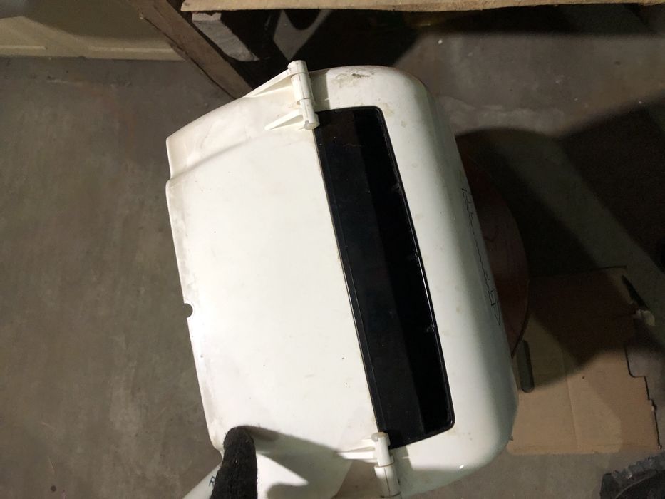 Продам диспенсер для бумажных полотенцев