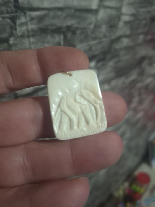 Pandant vechi lucrat manual ivory si anou din aur de 8k.