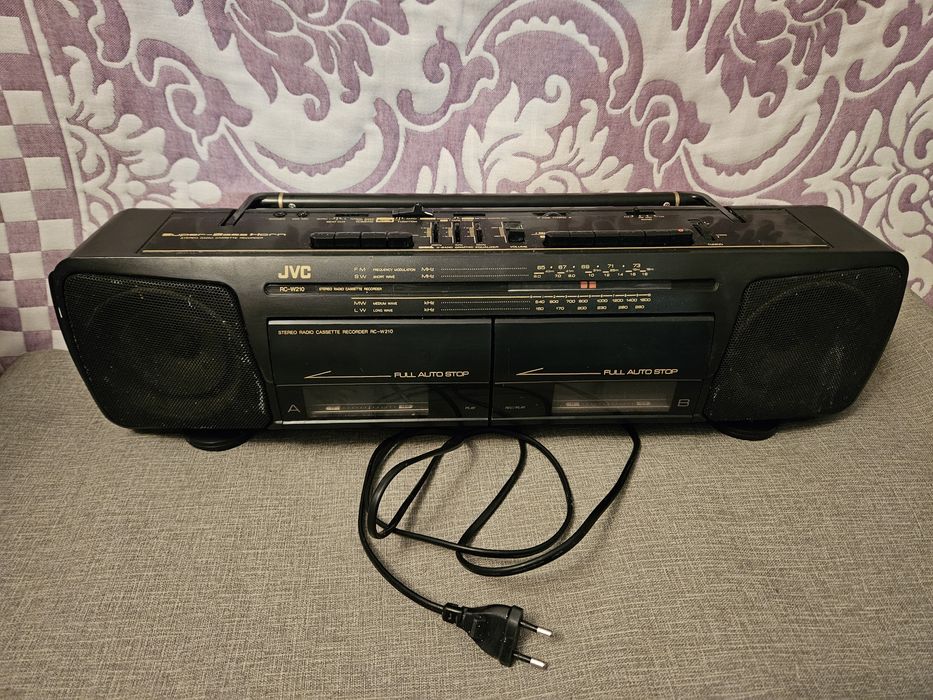 Магнитофон JVC включается тихо играет