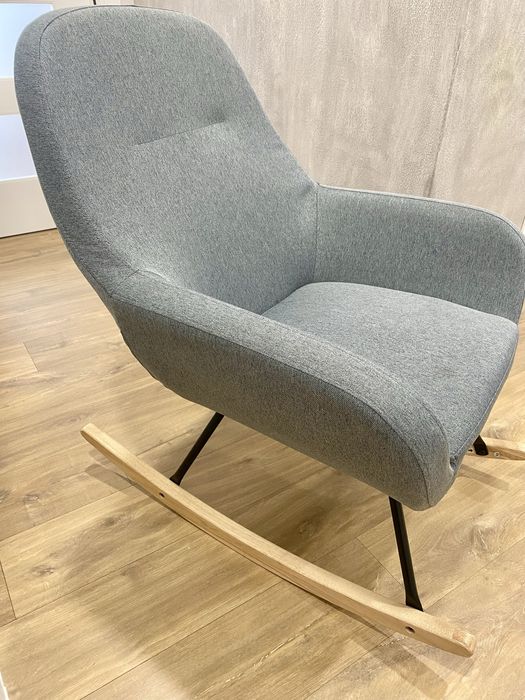 Люлеещ се стол неразличим от нов