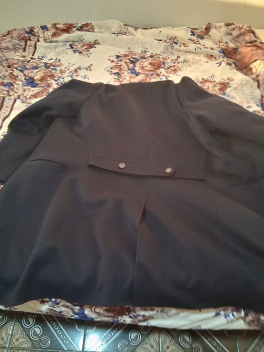 Vand 2 paltoane LORO PIAN si ALEXANDER MQEEN  model unicat detin mai multe modele