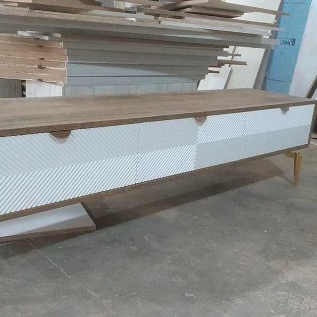 Tv stol s vdvijnimi yashikam