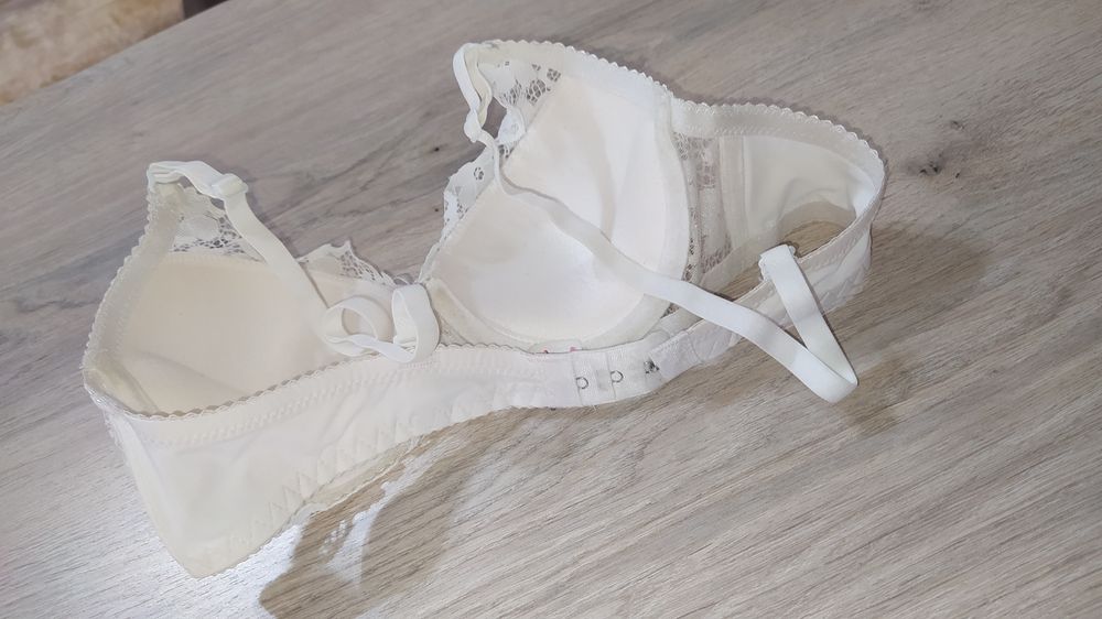 Бюстгальтер на девушку.