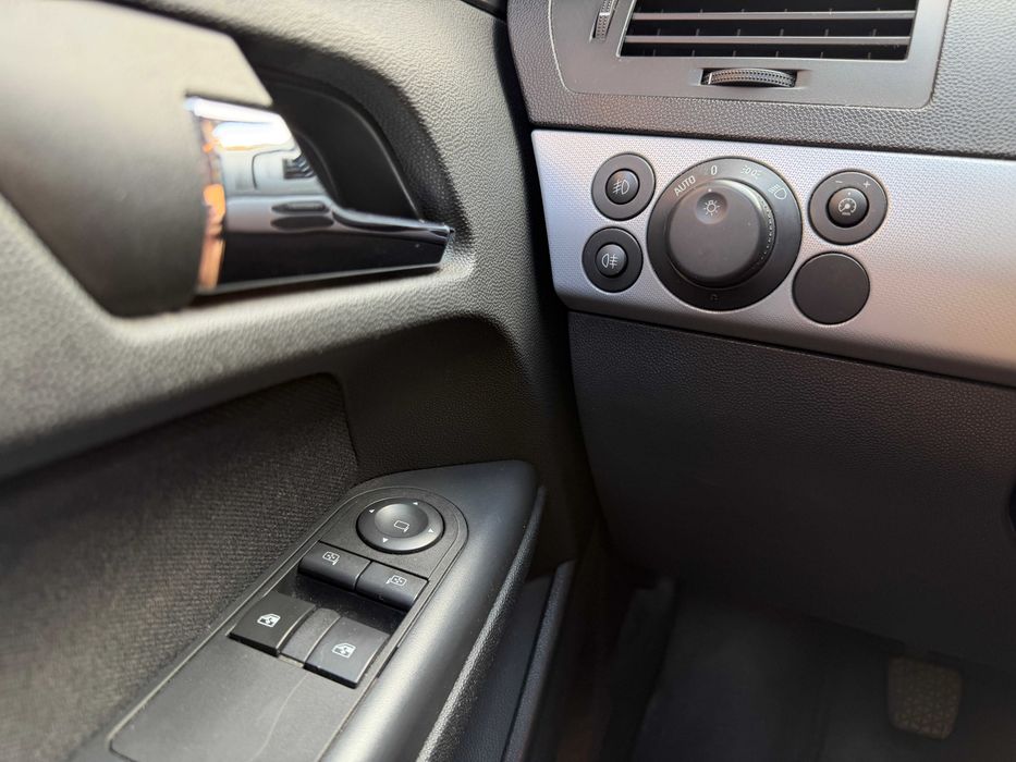 Opel Astra H | 1.9 diesel | Incalzire scaune, trapa, senzori de parcare