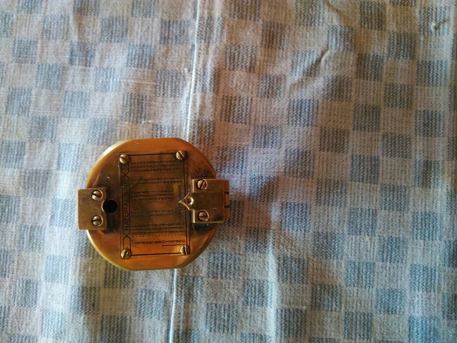 Продавам автентичен старинен уред за ориентиране при мореплаване