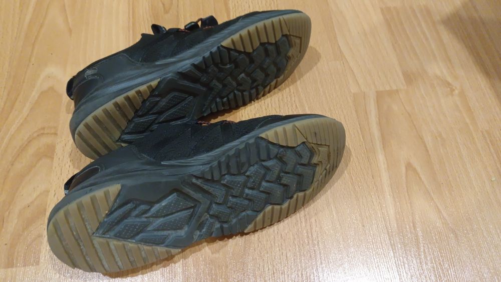 Продам кроссовки на мальчика.