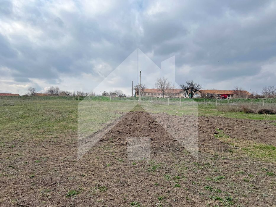 ПРОДАВА парцел в регулация 2,5 ДКА в с. Стоян Михайловски.