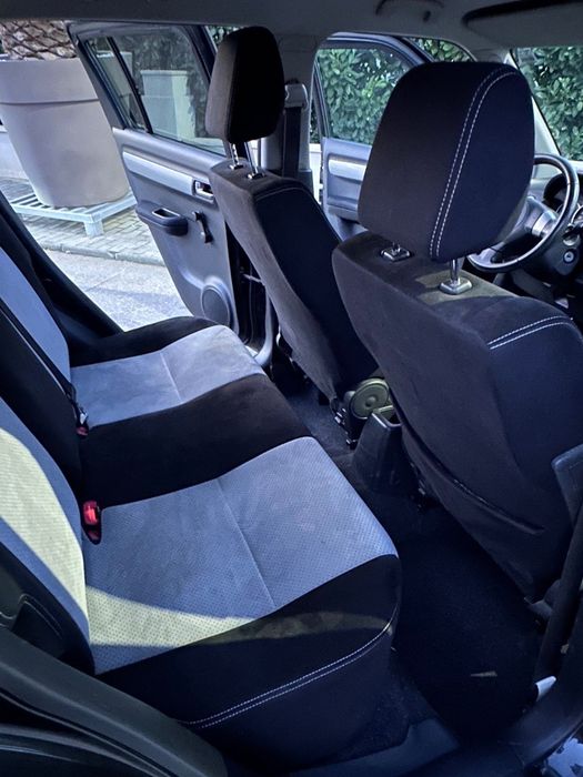 Suzuki Swift Black and White