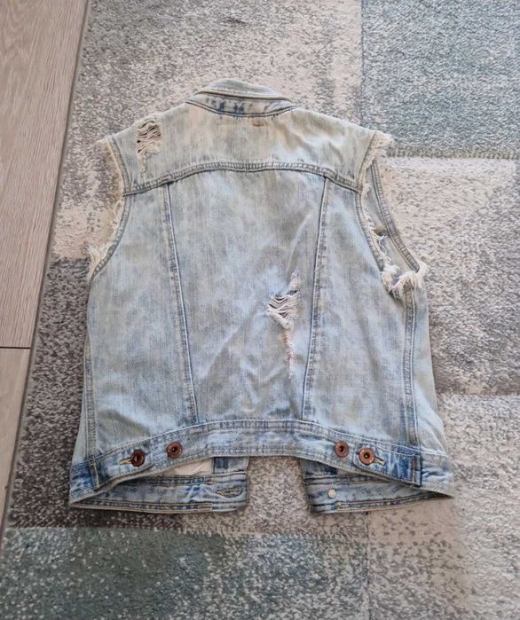 Vesta denim cu rupturi marime S