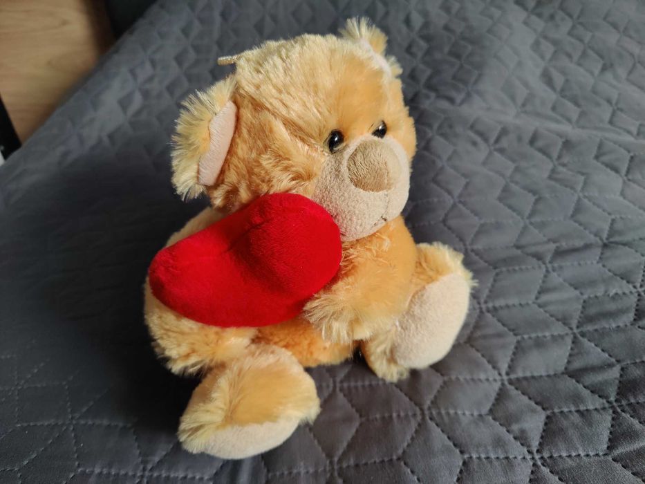Продавам плюшена мека играчка Мече със сърце - нова