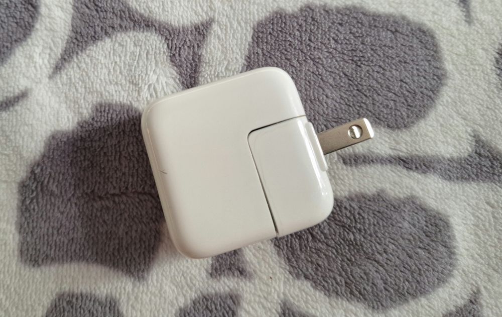 Продаётся оригинальный зарядник от Apple iPad