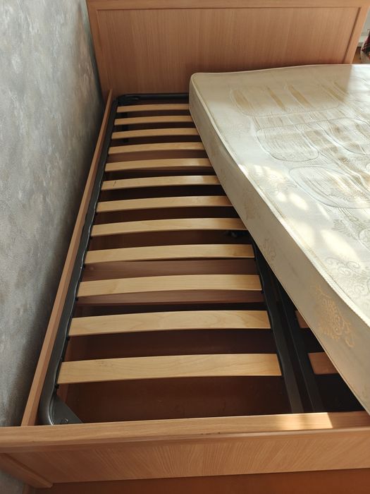 Кровать 1м40см на 2м с пружинным матрасом