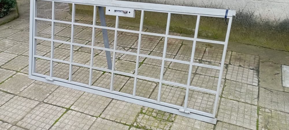 Метална преграгна входна врата