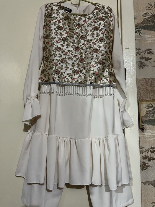 Koʻylaklar 1,2 martadan kiyilgan holos yangidek