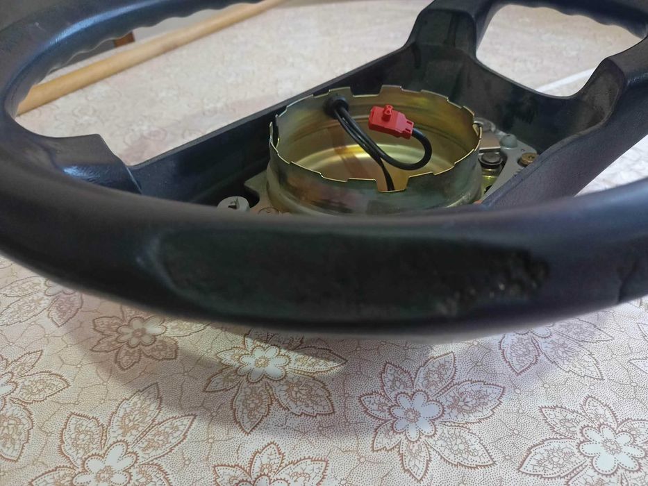 Продава се оригинален гумен волан за Мерцедес W124